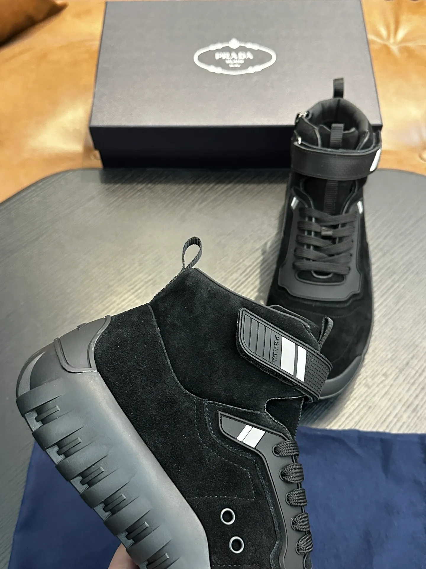 [ PRADA ] Top P: 880💰 ▪️Size: 39-44 (customized at 38.45) Prad*Prada (Mauri order can be made) new men's nylon fabric sneakers This casual sneaker combines elegant and innovative design. It is made of nylon stretch fabric and has a slip-on design. The upper strap is equipped with an adjustable metal buckle, and the letters "PRADA" are eye-catching on the side of the shoe. Comes with full original packaging!